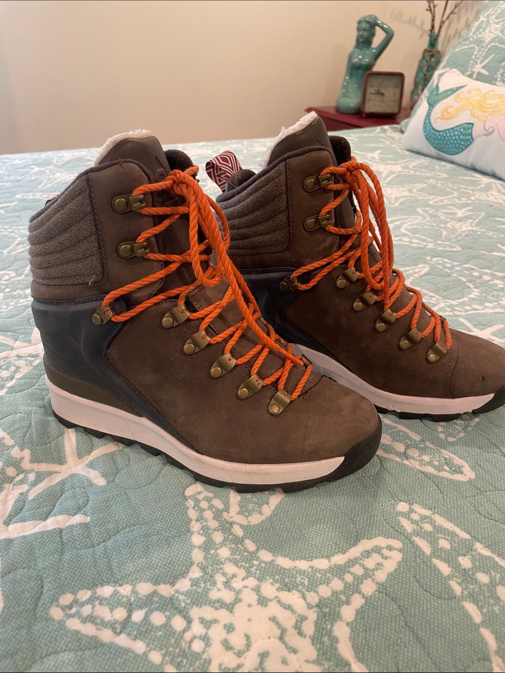 Nike Brown Suede Winter Hiking Boots with Orange Laces